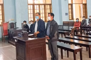 Hai bị cáo tại phiên toà xét xử. 