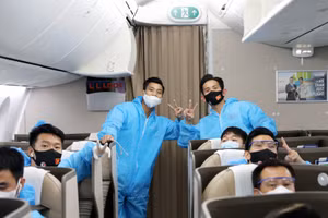 Đội tuyển bóng đá Việt Nam được bố trí ngồi tại khoang riêng biệt và mặc trang phục bảo hộ trong suốt hành trình bay. Ảnh: VFF