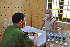 Đối tượng Vũ Đình Hướng cùng tang vật của vụ án. Ảnh: Công an Hải Dương.