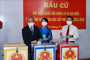 Chủ tịch nước Nguyễn Xuân Phúc bỏ phiếu bầu cử tại huyện Củ Chi, Thành phố Hồ Chí Minh