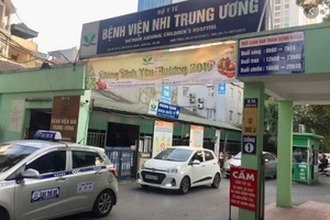 Bé gái rơi từ tầng 12A chung cư hiện đang điều trị tại Bệnh viện Nhi Trung ương.