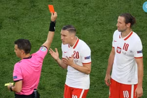 Nhận thẻ đỏ đầu tiên ở EURO 2021, Ba Lan thua đau Slovakia