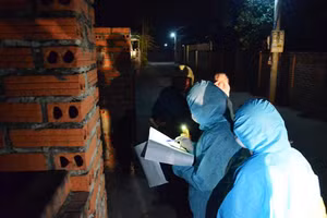 Lực lượng chức năng lấy mẫu xét nghiệm trên địa bàn thị xã Đông Triều. Ảnh: Nguyễn Thanh