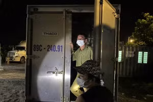 Chiếc xe chở người đàn ông không đủ điều kiện qua chốt kiểm soát dịch.