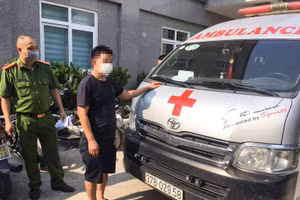 Tài xế điều khiển xe cứu thương chở khách từ Nghệ An vào Hà Nội.