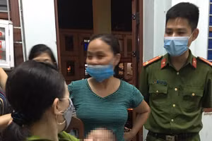 Bé gái hơn 1 tháng tuổi bị bỏ rơi được người dân chăm sóc.