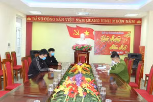Hai nam công dân làm việc với cơ quan chức năng.