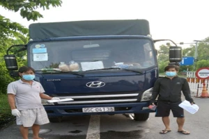 Tài xế Phạm Công Sỹ (bìa trái), Lê Văn Trung và phương tiện vi phạm. Ảnh: Công an Hậu Giang.