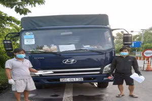 Tài xế Phạm Công Sỹ (bìa trái), Lê Văn Trung và phương tiện vi phạm. Ảnh: Công an Hậu Giang.