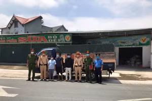 Xe tải "luồng xanh" chở người từ Hòa Bình đi Bắc Ninh qua địa phận Hà Nội bị lực lượng chức năng phát hiện.