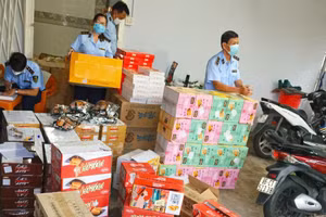 Cơ quan chức năng tiến hành kiểm đếm sản phẩm bánh trung thu không rõ nguồn gốc.