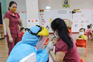 Lực lượng y tế lấy mẫu xét nghiệm cho học sinh Trường Mầm non Sao Mai. 