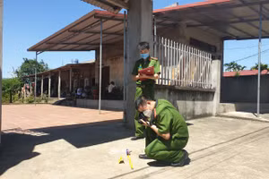 Lực lượng chức năng khám nghiệm hiện trường nơi xảy ra vụ việc. Ảnh: Công an Bắc Giang.