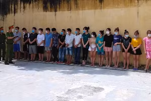 Nhóm đối tượng có hành vi tụ tập sử dụng ma tuý tại quán karaoke. Ảnh: Công an Hà Nam.