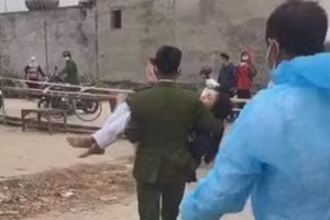 Nữ cán bộ y tế Tống Thị Loan ngất xỉu vì làm việc với cường độ.