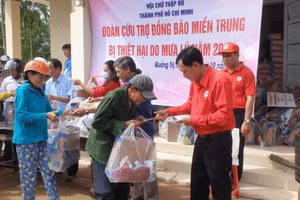 Ồn ào chuyện làm từ thiện của nghệ sĩ: Nên để cơ quan điều tra vào cuộc