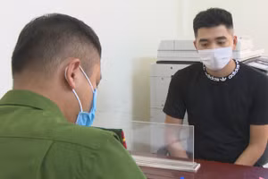 Đối tượng Xèn Văn Hiệp làm việc tại cơ quan chức năng. Ảnh: Công an Quảng Ninh.