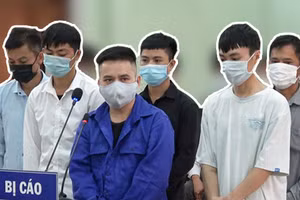 Nhóm đối tượng có hành vi tổ chức đưa 54 người Việt Nam xuất cảnh trái phép sang Trung Quốc tại phiên toà xét xử. Ảnh: Bảo Nam.