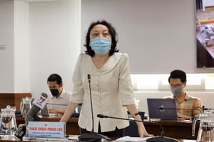 Trưởng Ban quản lý An toàn thực phẩm TP Hồ Chí Minh Phạm Khánh Phong Lan trao đổi thông tin với báo chí. 