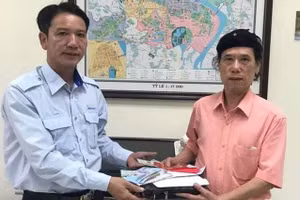 Anh Bào (bên phải) nhận lại tài sản để quên trên xe buýt. Ảnh: N.C.