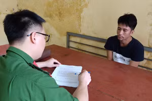 Đối tượng Nguyễn Văn Cường làm việc với cơ quan chức năng. Ảnh: Công an Hải Dương.