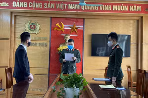 Cơ quan chức năng đọc quyết định xử phạt đối với N.Đ.G.