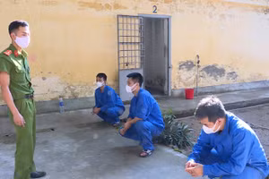 Các đối tượng trong đường dây cá độ bóng đá bị bắt giữ. Ảnh: Công an Hưng Yên.