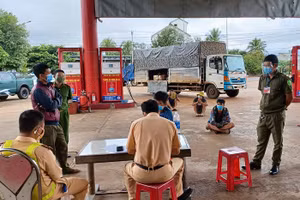 Tài xế không “bằng lái” điều khiển xe “luồng xanh” chở 5 người vi phạm quy định phòng dịch