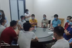 Nhóm người nước ngoài có hành vi tụ tập ăn uống bất chấp quy định phòng chống dịch bệnh. Ảnh: Công an Hải Dương.