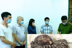 Các đối tượng có hành vi đánh bạc và bộ xương hổ được phát hiện tại nhà đối tượng tổ chức đánh bạc.