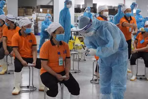 Lấy mẫu xét nghiệm cho công nhân trên địa bàn tỉnh Bắc Giang.