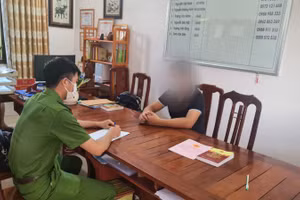 Nam thanh niên N.X.P. làm việc tại cơ quan chức năng. Ảnh: Công an Bắc Giang.