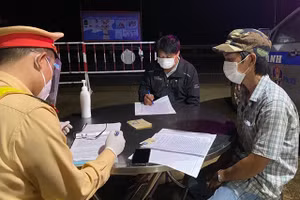 Tài xế và người trốn sau thùng xe tải làm việc với cơ quan chức năng.