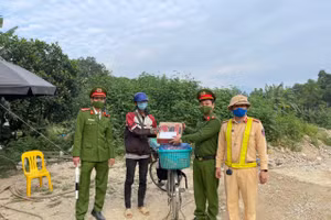 Giúp đỡ nam thanh niên đạp xe từ An Giang đến Tuyên Quang tìm việc 