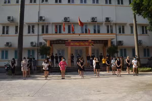 Các nam nữ thanh niên tụ tập hát karaoke trong mùa dịch. Ảnh: Công an Hưng Yên.