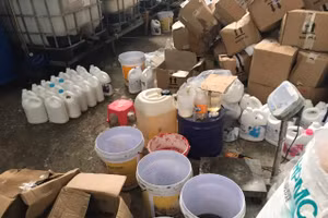 Bắt quả tang cơ sở sản xuất hàng nghìn can nước giặt giả mạo nhãn hiệu D-nee, Comfort