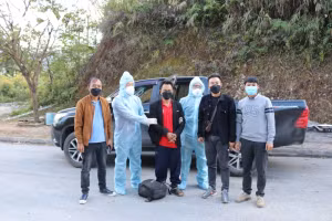 Đối tượng Hoàng Tiến Dũng (áo đỏ) bị bắt giữ sau gần 30 năm lẩn trốn. Ảnh: Vũ Lợi.