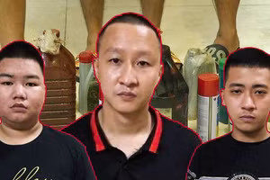 Nguyễn Quốc Phong (giữa) cùng đàn em bị cơ quan chức năng bắt giữ. Ảnh: Công an Hà Nội.