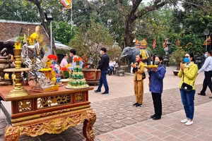 Đền Trần vắng vẻ, du khách mang khẩu trang, sát khuẩn tay khi vào cầu lộc