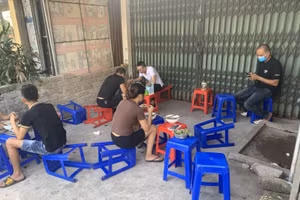 Quán bún bò phục vụ nhiều khách ăn uống tại chỗ.