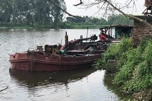 Tàu khai thác cát trái phép bị cơ quan chức năng tạm giữ. Ảnh: Công an Hải Dương.