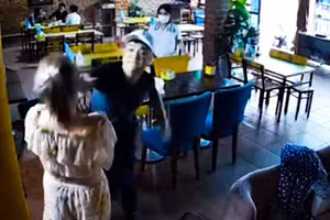 Hình ảnh ghi lại cảnh diễn viên Hoàng Yến bị người đàn ông tấn công tại quán ăn.