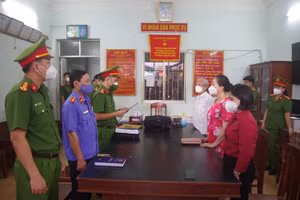 Cơ quan CSĐT công bố và thi hành lệnh bắt tạm giam, khám xét nơi ở, nơi làm việc đối với bị can Ngô Thị Điều.