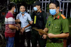 Cơ quan chức năng đọc lênh khám xét khẩn cấp nơi ở của đối tượng Đinh Văn Anh. Ảnh: Công an Bình Phước.