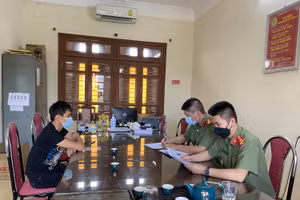 P.V.T. làm việc với cơ quan chức năng. Ảnh: Công an Quảng Ninh