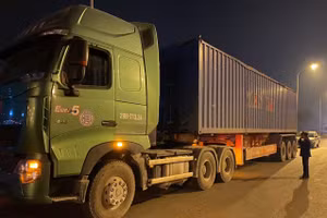 Gọi trợ giúp không thành, tài xế container chở quá tải đóng cửa xe bỏ đi