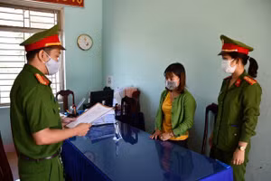 Cơ quan chức năng đọc các quyết định khởi tố đối với Phạm Thị Ngọc Tuyến.