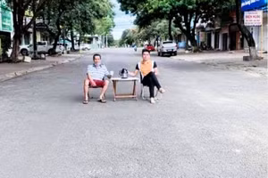 Bị xử phạt vì không đeo khẩu trang, kê bàn giữa đường ngồi uống trà rồi chụp hình đăng Facebook