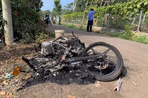 Chiếc xe máy của nạn nhân bị thiêu rụi.