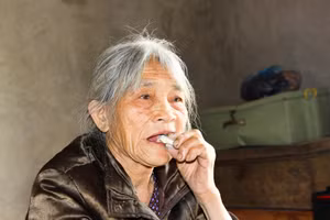 Cụ bà hơn 80 năm ăn đất, biến đất thành bánh kẹo bán với giá 100 nghìn một cân